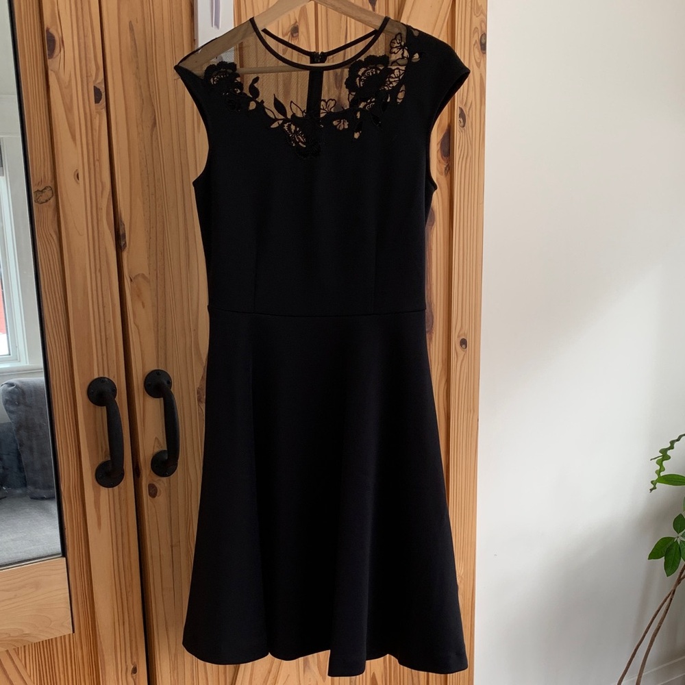 Simons Elegant Black Midi Dress with Lace Detail